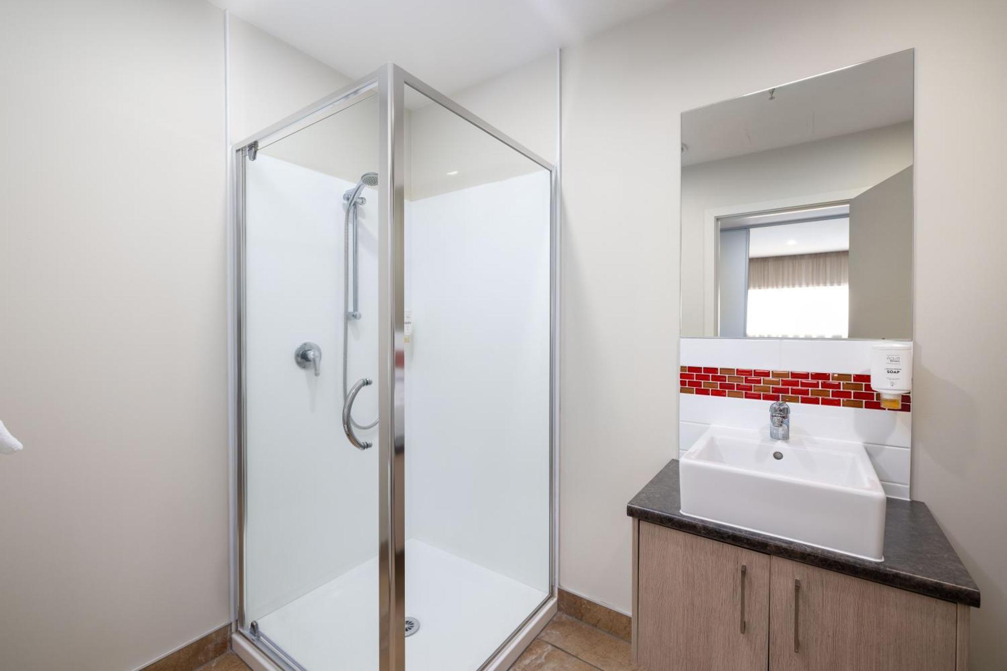Ramada Suites By Wyndham Christchurch City Esterno foto