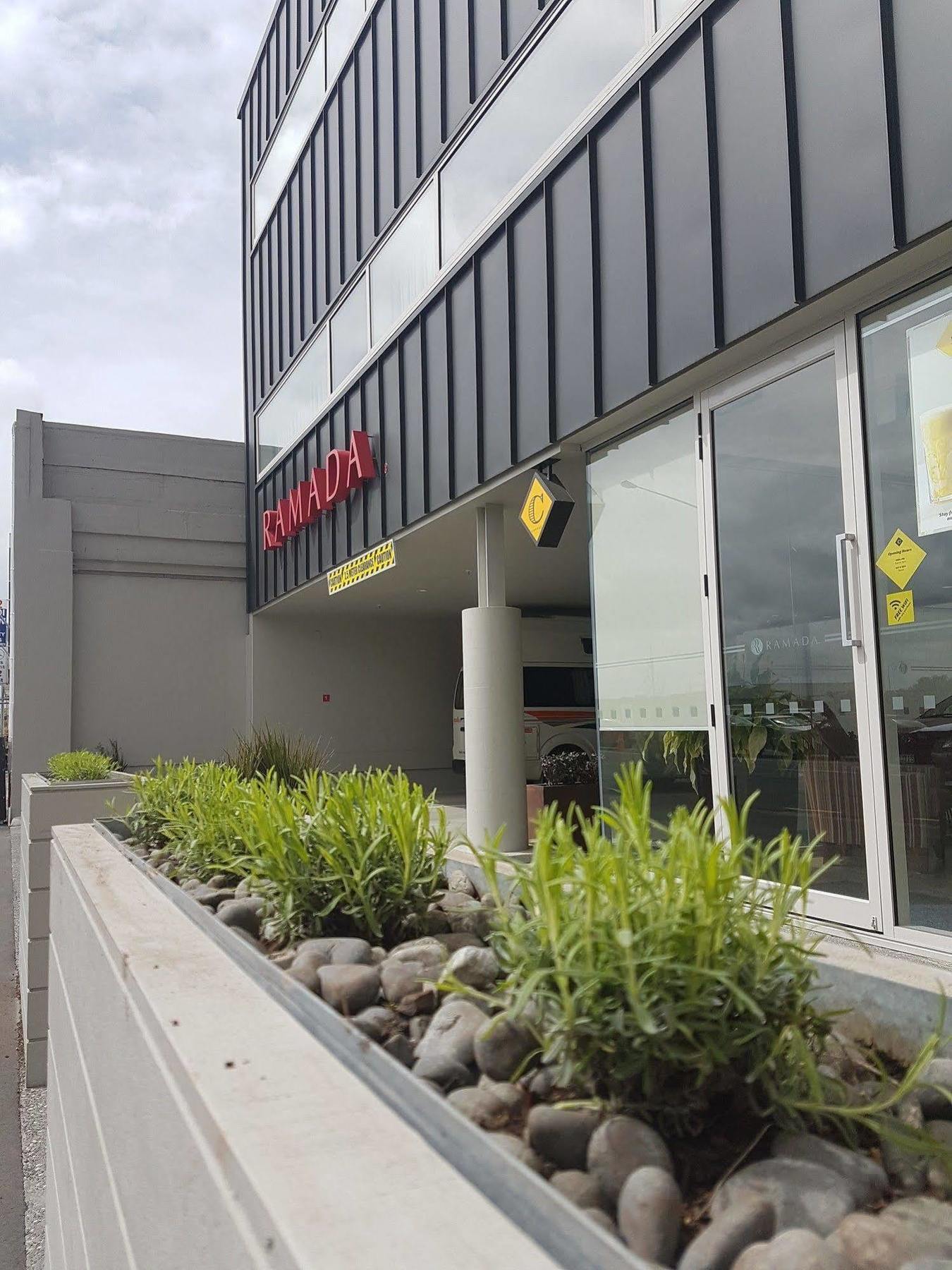 Ramada Suites By Wyndham Christchurch City Esterno foto